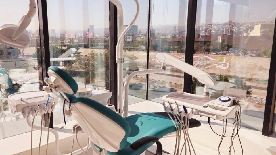 Dental chair at EnamelDent Tijuana, specialist clinic in dental implants and smile design